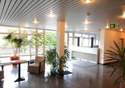 Die zentrale Lobby mit Empfangsbereich