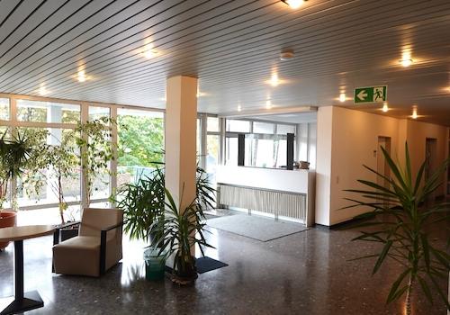 Die zentrale Lobby mit Empfangsbereich