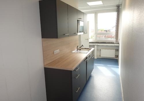 Küchenbereich mit moderner Einbauküche