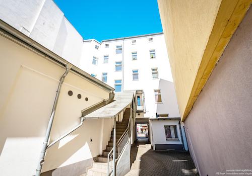 Wohnungseingang und Durchfahrt 