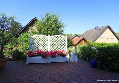 Terrasse mit Blick in den Garten