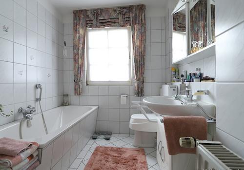 Wannen- und Duschbad im EG rechts