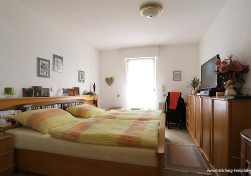 Schlafzimmer im EG rechts mit Gartenzugang