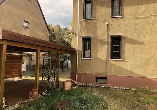 Rückansicht und Carport