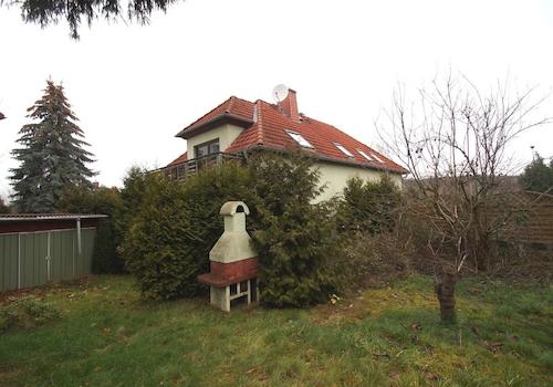 Blick vom Garten zum Haus