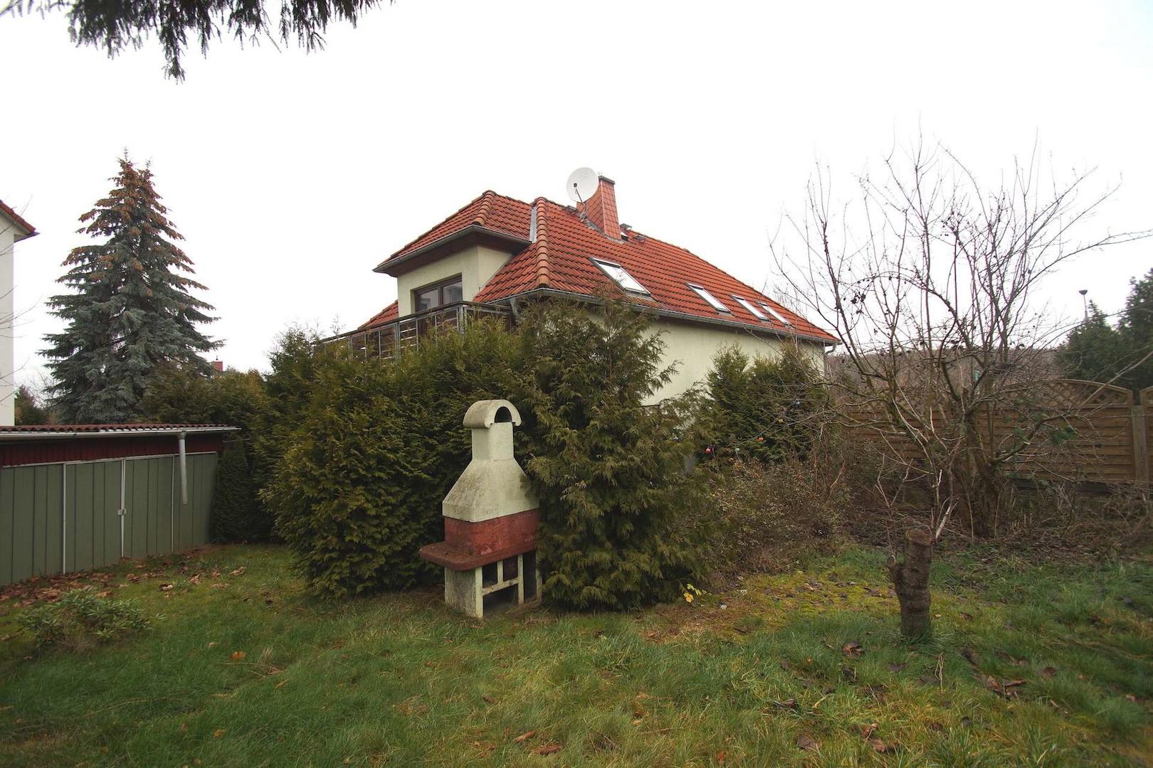Blick vom Garten zum Haus