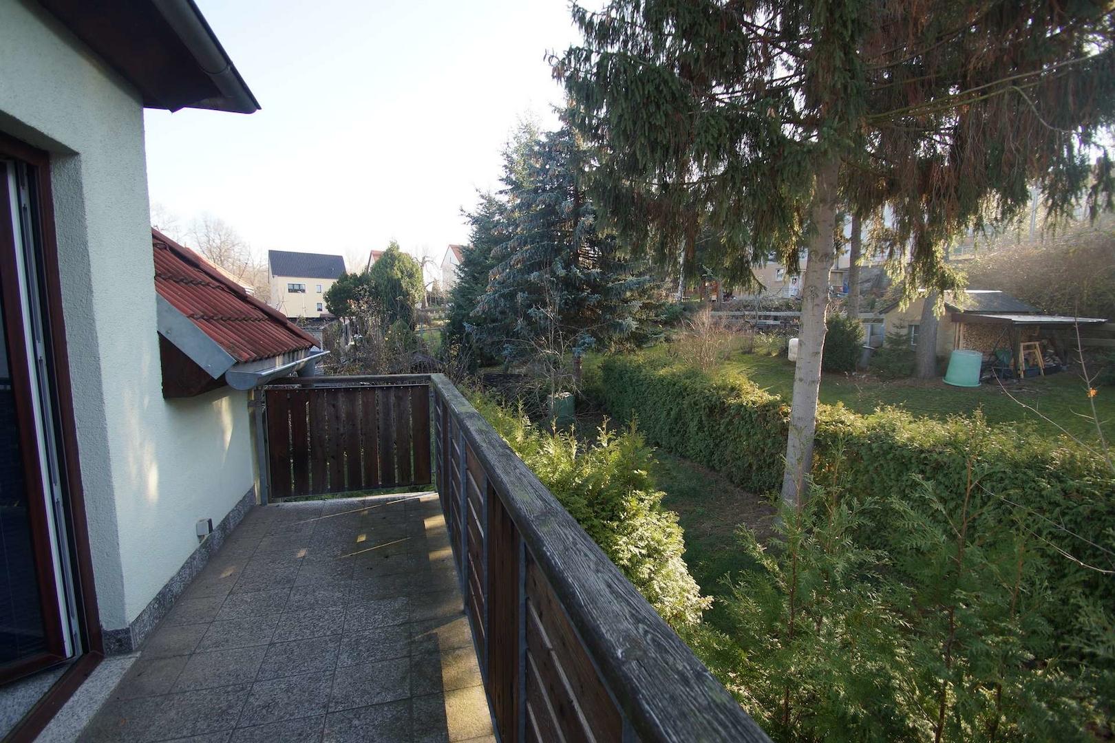 Blick vom Balkon zum Garten