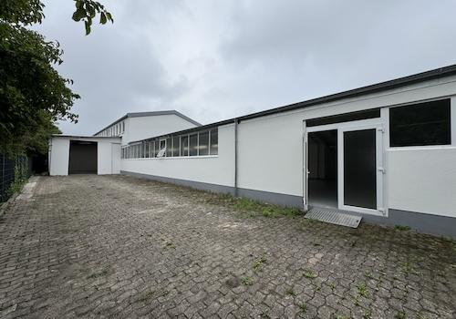 Außenstellfläche im Hof