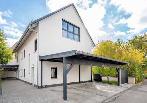 Westseite mit Carport