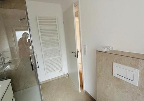 Dusche und Handtuchheizkörper