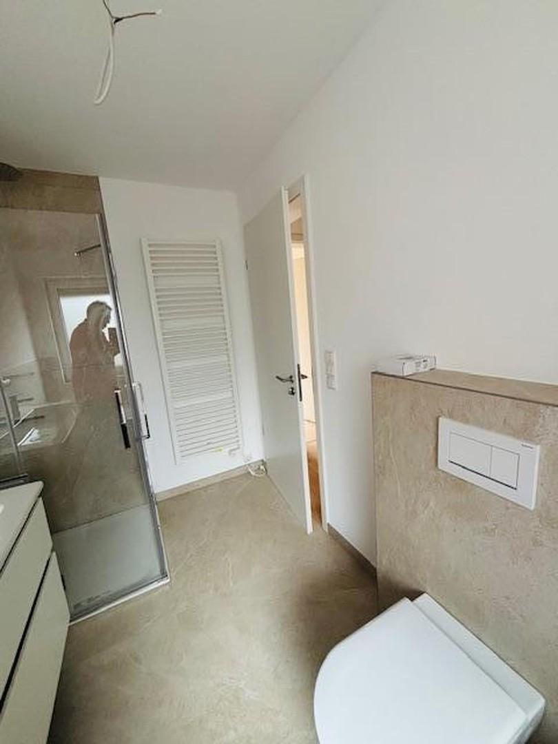Dusche und Handtuchheizkörper