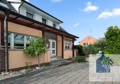 Hausansicht mit Terrasse vorne