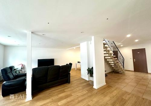 Flur mit Blick zur Treppe ins OG