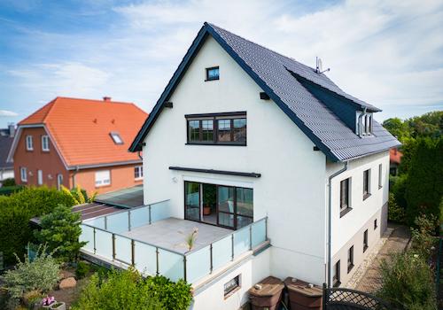 Hausansicht mit Terrasse