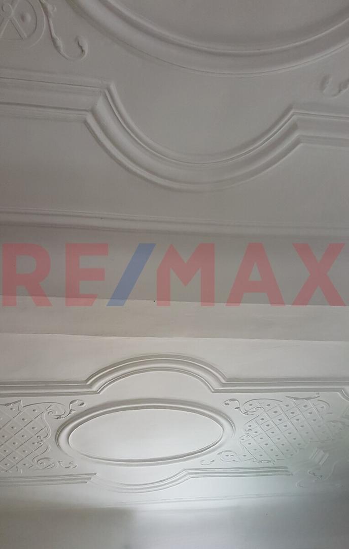 Wohnzimmer Stuckdecke gespiegelt am Sturz mittig_Wolf_inPixio