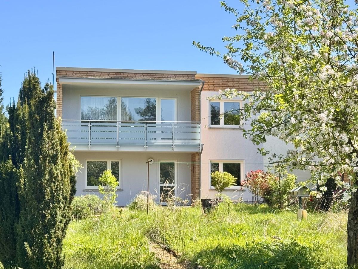 Hausansicht vom Grundstück