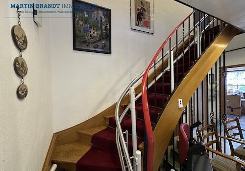 massive Eichentreppe ins Dachgeschoss