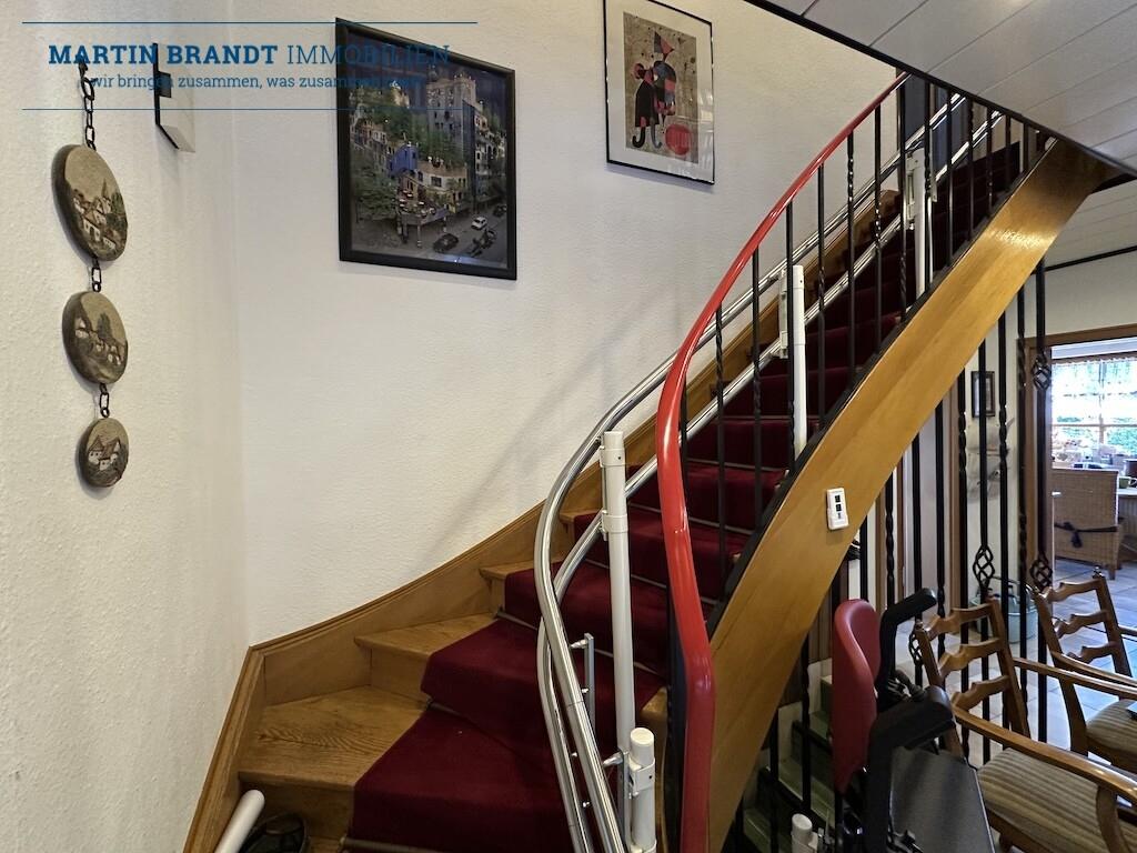 massive Eichentreppe ins Dachgeschoss