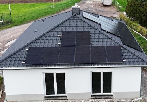 rechte Hausseite mit Dachansicht -PV-Anlage