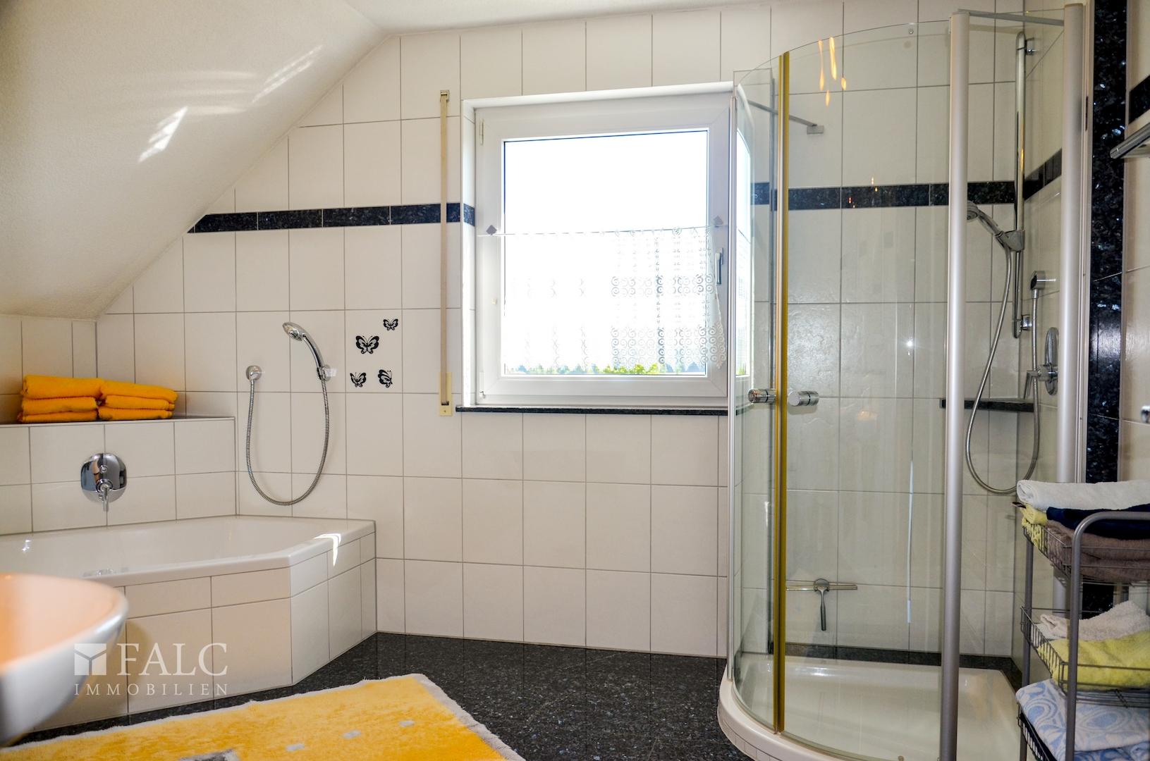 Badezimmer mit Dusche