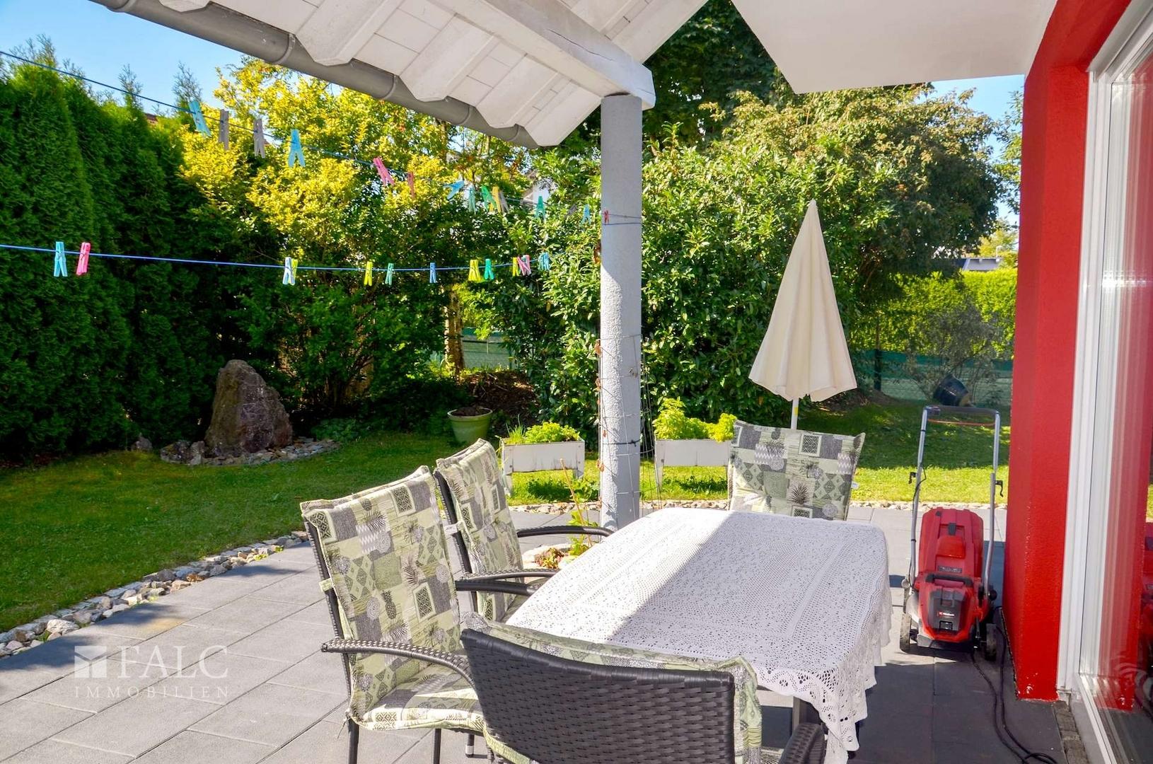 Terrasse mit Zugang zum Gartenbereich
