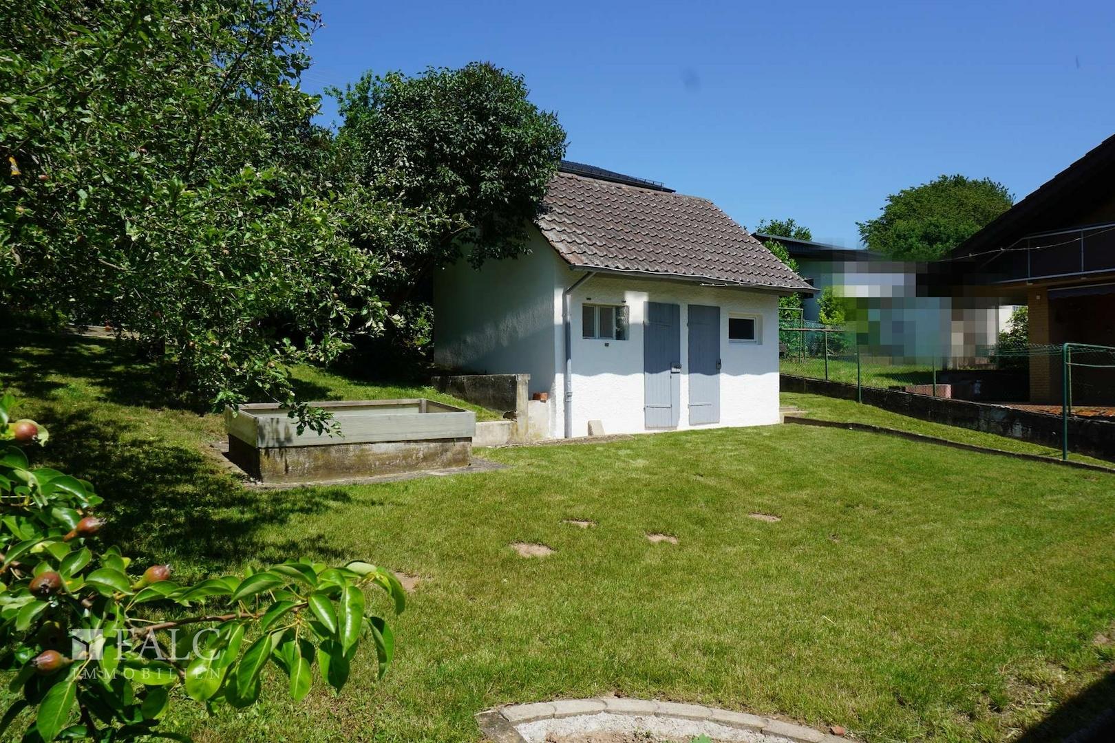 Garten mit Nebengebäude