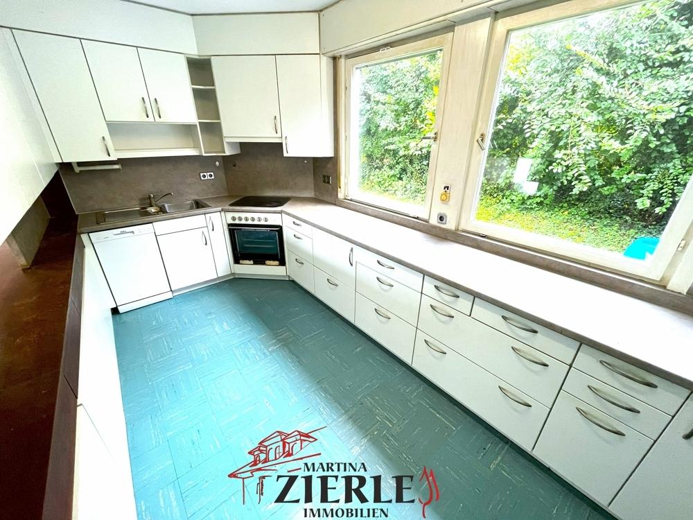 012 Küche mit Durchreiche