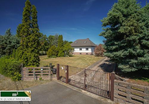 Vorderansicht von rechter Seite mit Tor