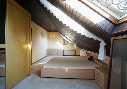 großes Zimmer im Dachgeschoß