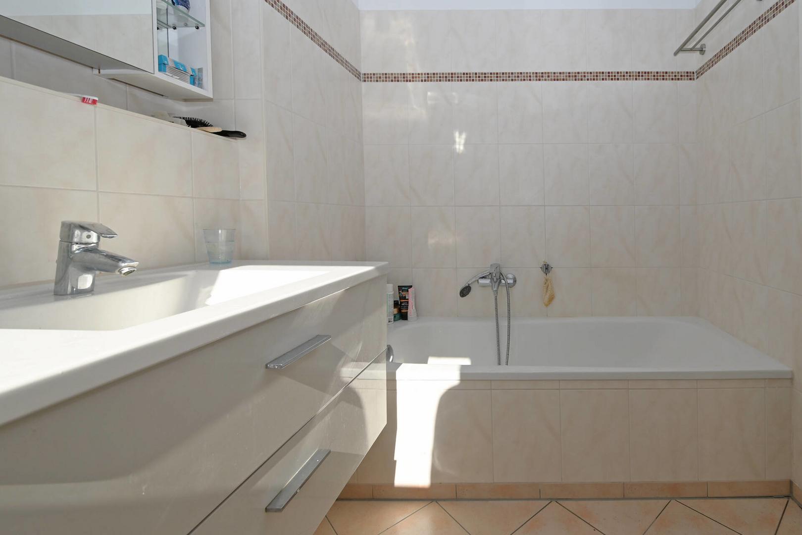 Badezimmer mit Wanne