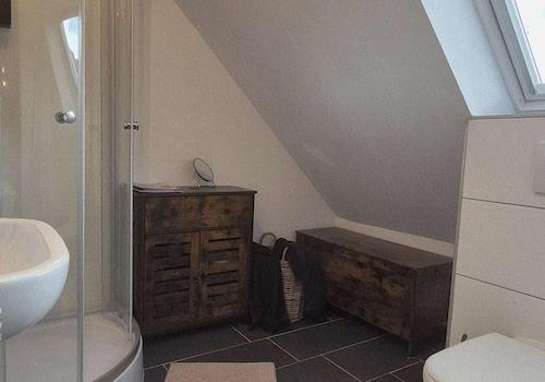 Badezimmer mit Dusche