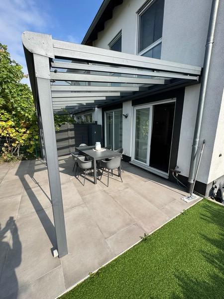 18 Terrasse mit Pergola