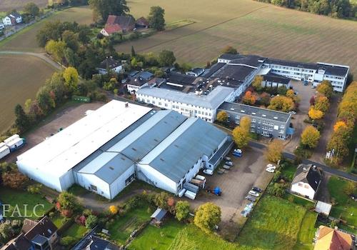 Blick auf die Hallen