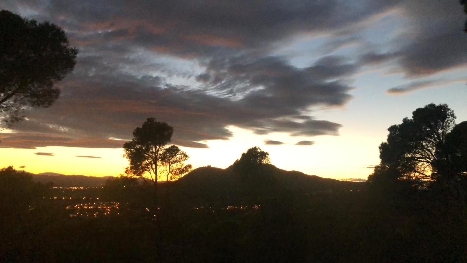 Abendhimmel in westlicher Richtung mit Burg