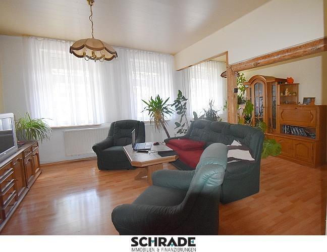 Helles Wohnzimmer mit Kaminofen