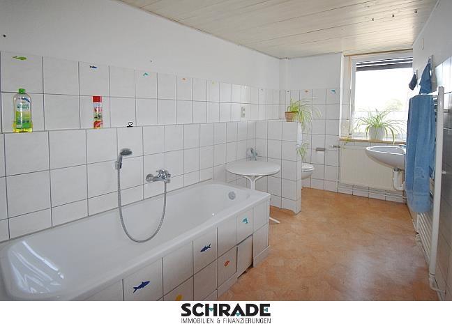 Das Bad im OG mit Wanne und Dusche