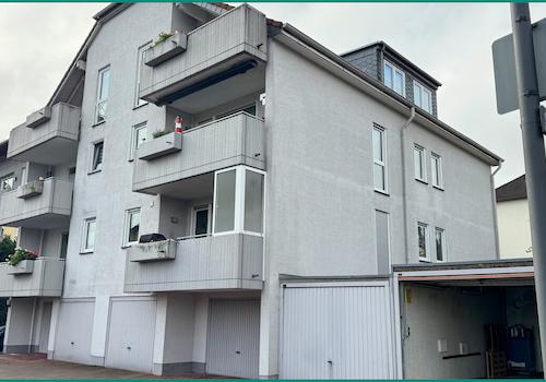 Hausansicht von hinten rechts mit Garagen