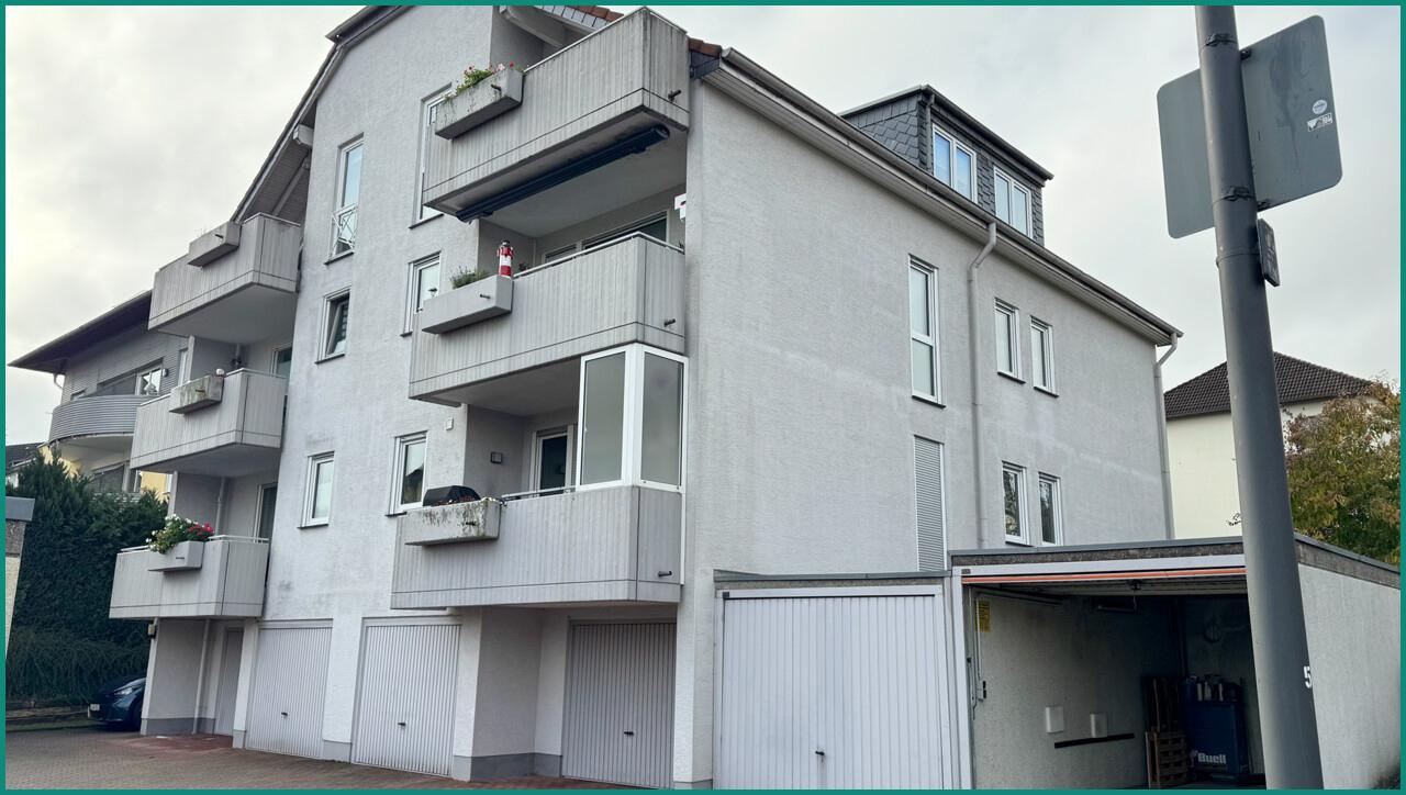 Hausansicht von hinten rechts mit Garagen