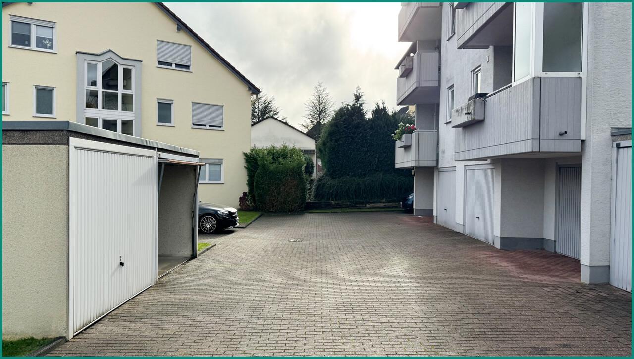 Hofeinfahrt zu den Garagen