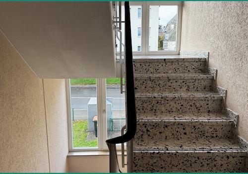 Helles und gepflegtes Treppenhaus