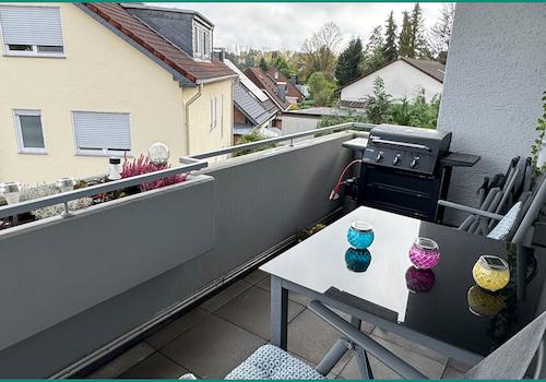 Schöner Balkon mit Blick in den Hof