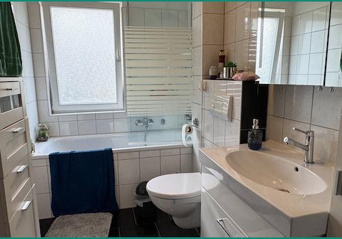 Modernes Badezimmer mit Fenster