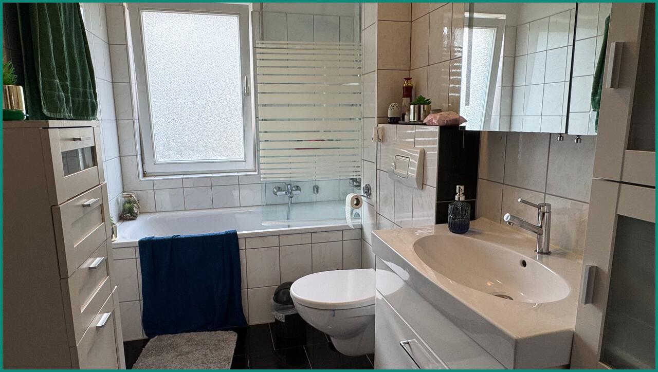 Modernes Badezimmer mit Fenster