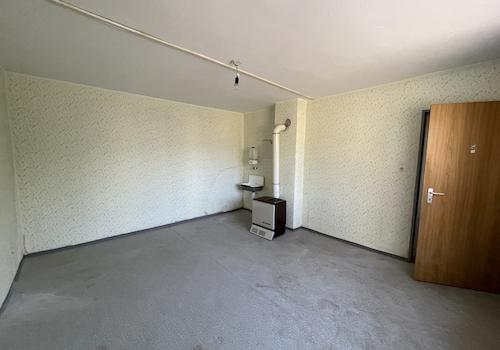 Zimmer im Keller und danebe noch ein WC 