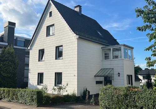 Wohnhaus Front und Hauseingang