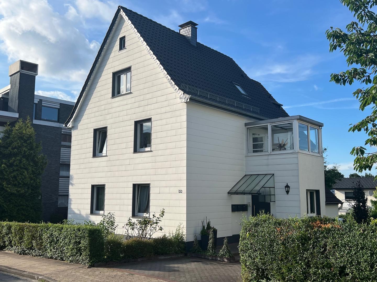 Wohnhaus Front und Hauseingang