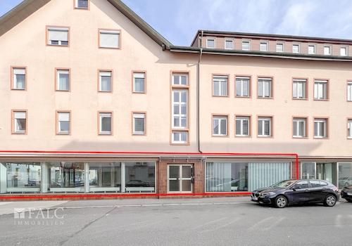 Seitenansicht des Ladenlokals mit Ecklage