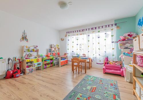 geräumiges Kinderzimmer