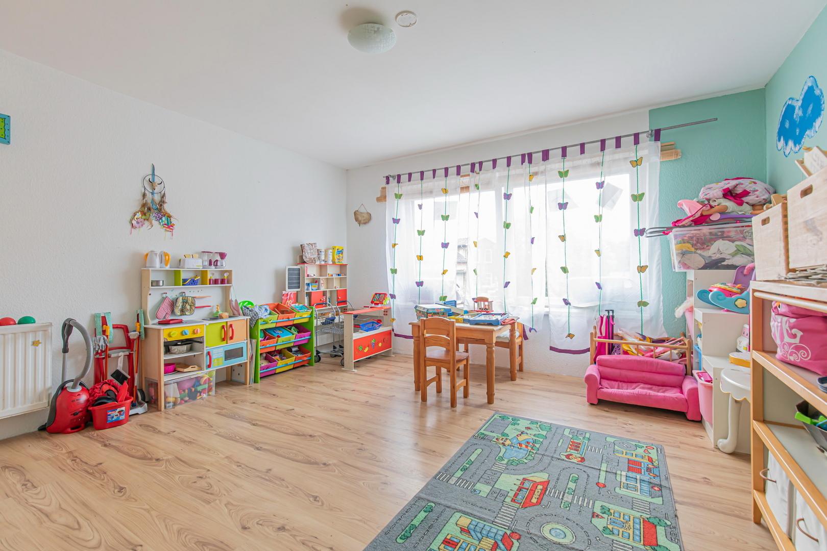 geräumiges Kinderzimmer