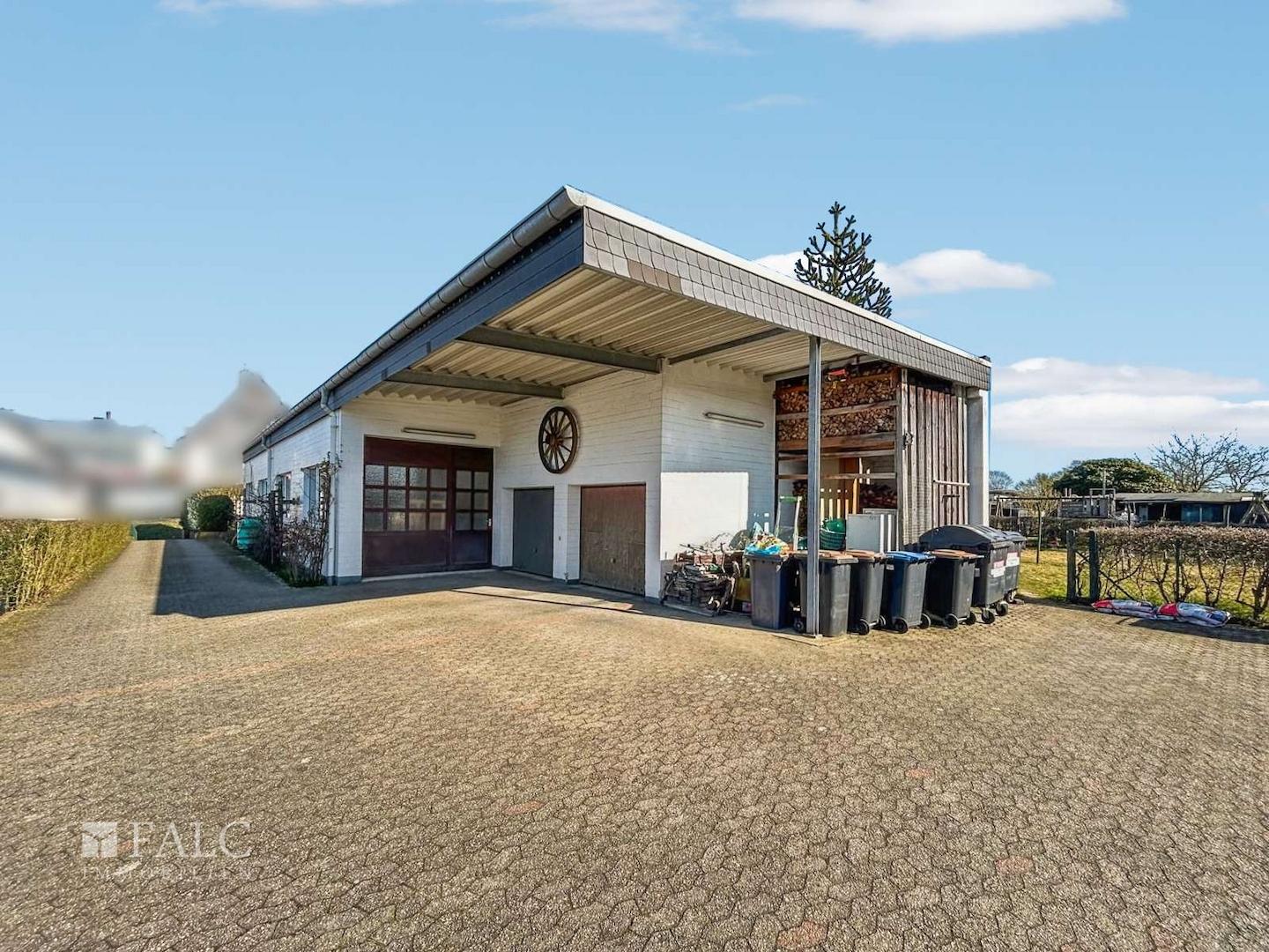 Lagerhalle mit zwei Garagen